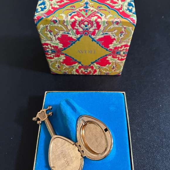 AVON Mandolin Medieval Lute Compact for Solid Perfume Glace in Original Box - Picture 2 of 8